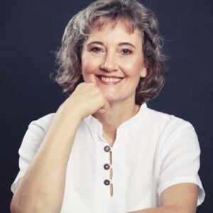 Ines auf einen Stuhl